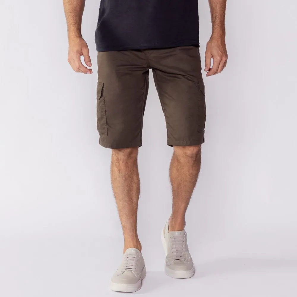 Bermuda Masculina de Sarja Bolso Cargo Marc Alain Verde Militar